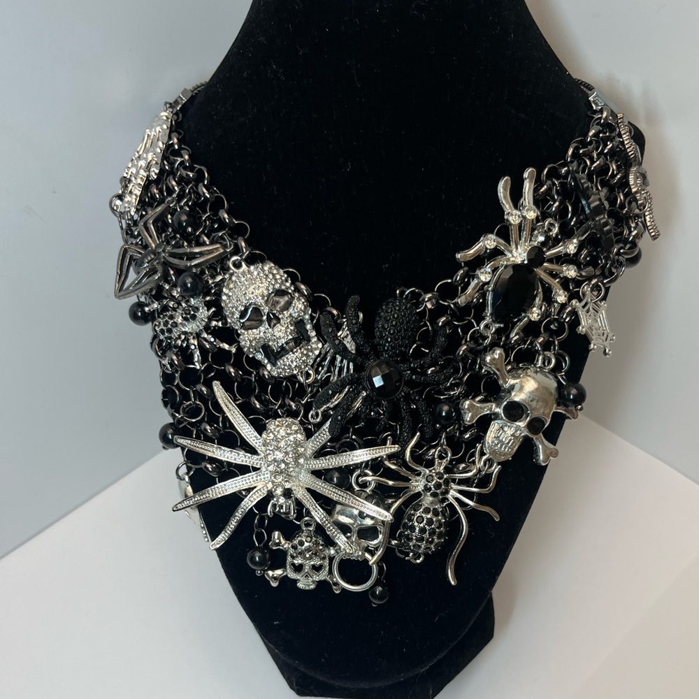 NWT ⚜️🖤⚜️ Natasha Spider and Skull Rhinestone Statement Necklace - Picture 3 of 15